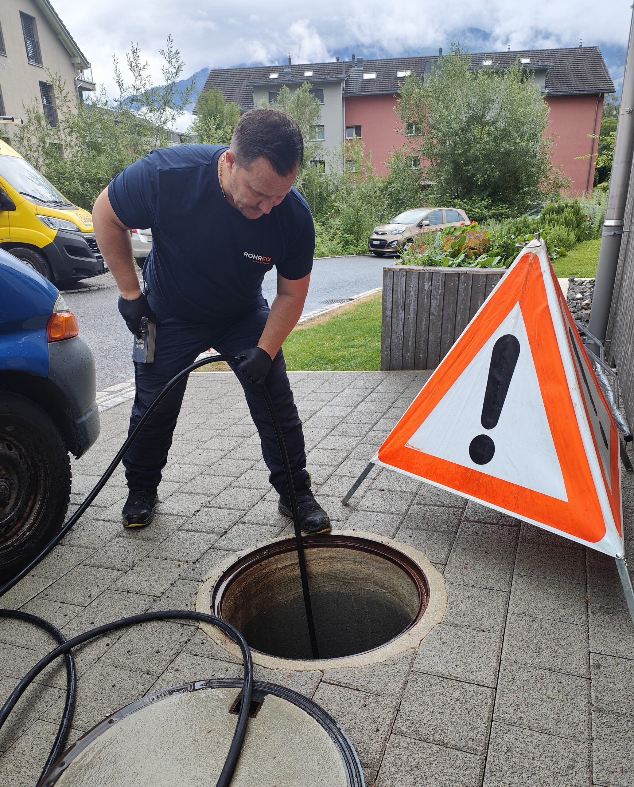 ROHRFIX Mitarbeiter bei der Reinigung eines Sammelschachts in einer Schweizer Wohnliegenschaft