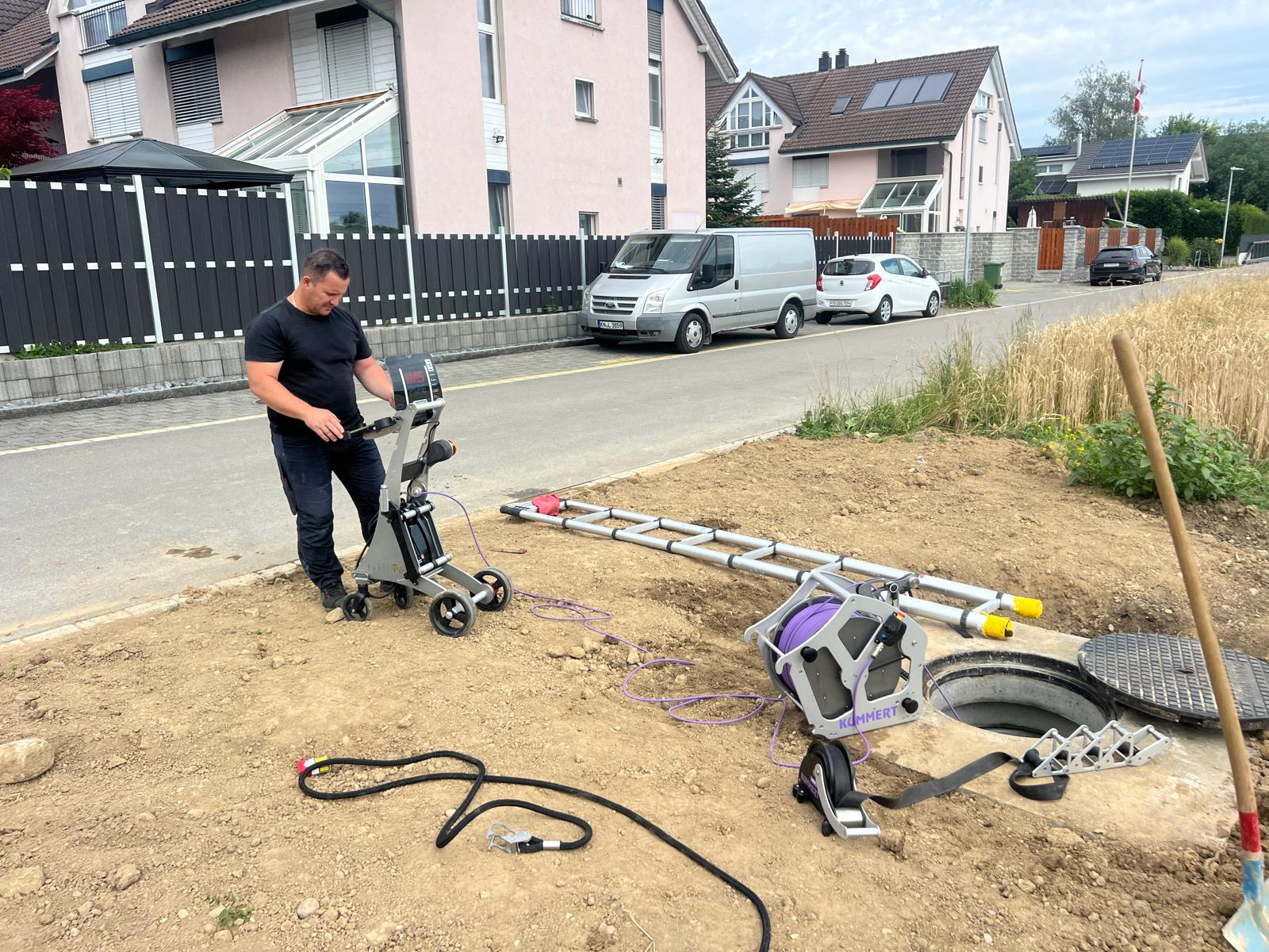 ROHRFIX Mitarbeiter bei der Rohrinspektion mit TV-Kamera vor Ort